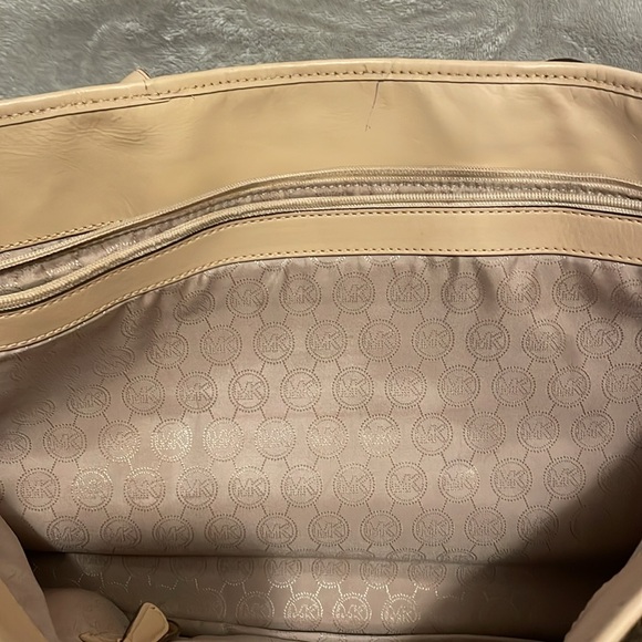 Michael Kors Logo Tote Bag. Color Brown/Tan Large Size Tote Bag. - Picture 4 of 7